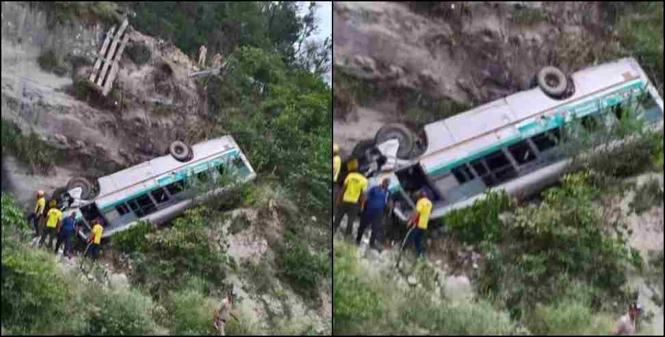 बस दुर्घटना: यात्रियों से भरी बस पलटी, 10 महीने की बच्ची समेत 2 लोगों की मौत