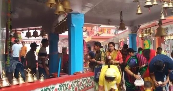 बम भोले के साथ इन मंदिरो में उमड़ी भक्तों की भीड़