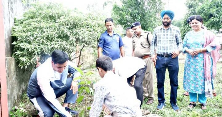 हरेले पर्व में नैनीताल SSP पंकज भट्ट ने किया वृक्षारोपण