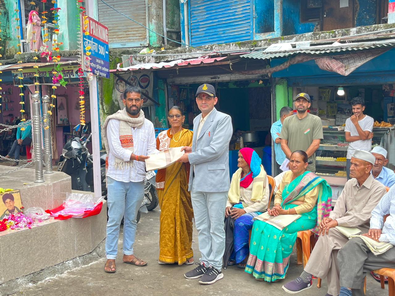 पूर्व सैनिकों को किया शॉल उड़ाकर किया सम्मानित