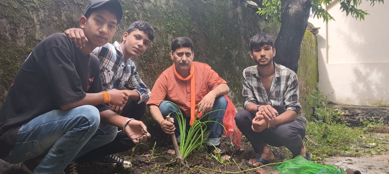 मंदिर परिसर की खाली जगह पर पुष्प वाटिका