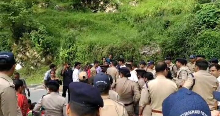 कूड़े निस्तारण को लेकर घमासान, विरोध कर रहे लोगों को पुलिस ने किया, गिरफ्तार धारा 144 लागू