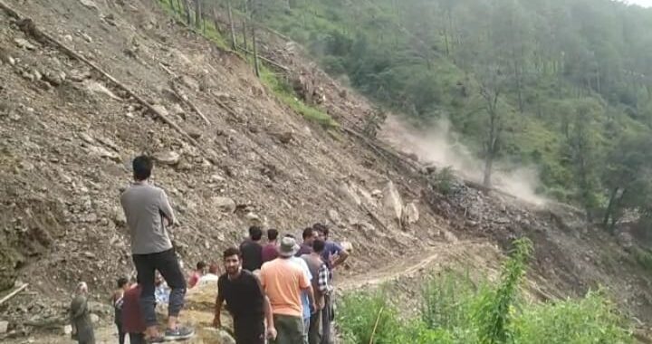 उपजिलाधिकारी ने भूस्खलन से हुए,अवरुद्ध में मोटर मार्गों का किया निरक्षण