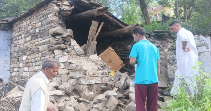 बारिश से मकान और गोशाला हुई धवस्त पूर्व दर्जा मंत्री ने की सक्षम अधिकारियों से वार्ता