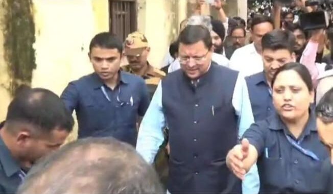रजिस्ट्री कार्यालय,का CM धामी ने किया औचक निरीक्षण मची खलबली
