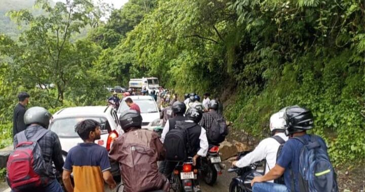 बारिश होने से गुलाबघाटी के पास आया भूस्खलन, यातायात खोलने ,में जुटी पुलिस