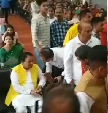 एमबीपीजी कॉलेज में शिक्षा मंत्री के सामने ही भिड़ गए छात्रसंघ अध्यक्ष और एबीवीपी कार्यकर्ता