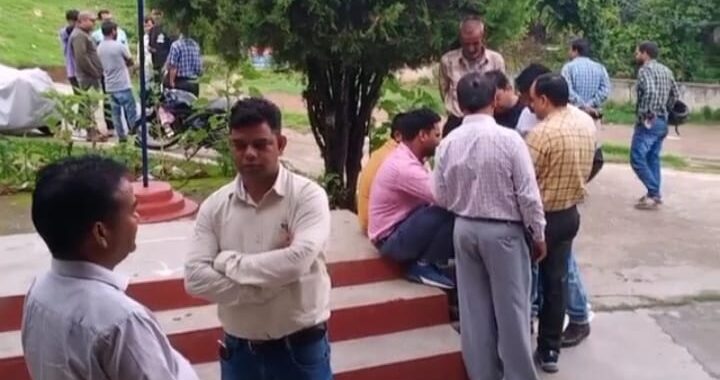 अभियंता से मारपीट के मामले में पुलिस ने जिला पंचायत अध्यक्ष के पति के खिलाफ किया मुकदमा दर्ज