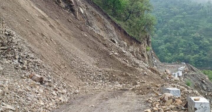 सल्ट के शशिखाल से तराड मोटर मार्ग में भूस्खलन आने से 4 दिन से मोटर मार्ग बंद है