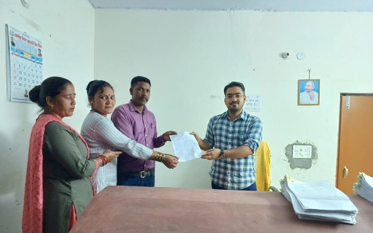 शिक्षक की कमी होने के कारण स्कूल की हालत खराब