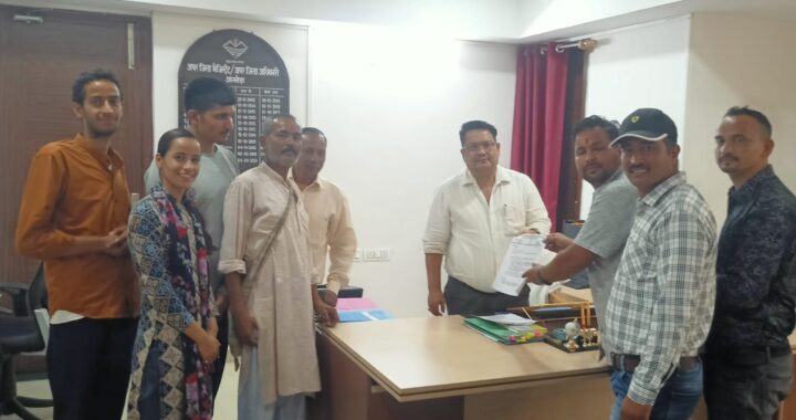 कांग्रेस कार्यकर्ताओं ने अटल आदर्श विद्यालय,में प्रवेश न मिलने पर अपर जिलाधिकारी को सौंपा ज्ञापन