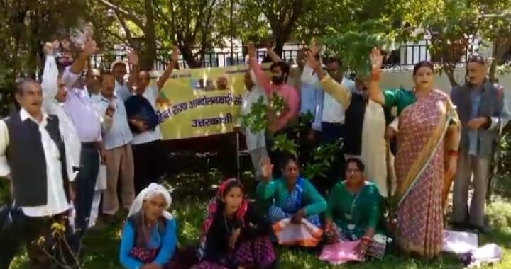 पेंशन एवं चिन्हीकरण को लेकर कलेक्टर में गरजे राज्य आन्दोलनकारी