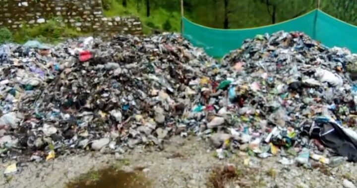 कूड़ा निस्तारण केन्द्र पर, ग्रामीणों ने काटा हंगामा नगरपालिका की खोली पोल