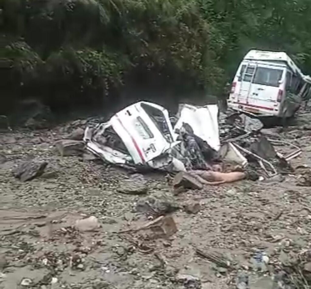 सड़क पे मलवा आने से चार लोगो की हुई मौत