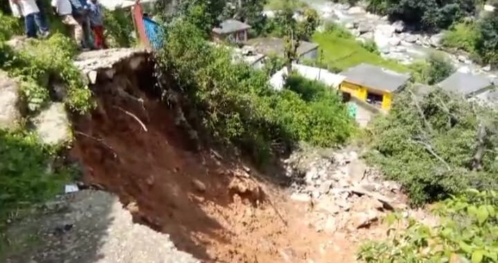 भूस्खलन से गांव का सम्पर्क टूटा आवासीय भवनों एवं दुकानों में मड़राय खतरा