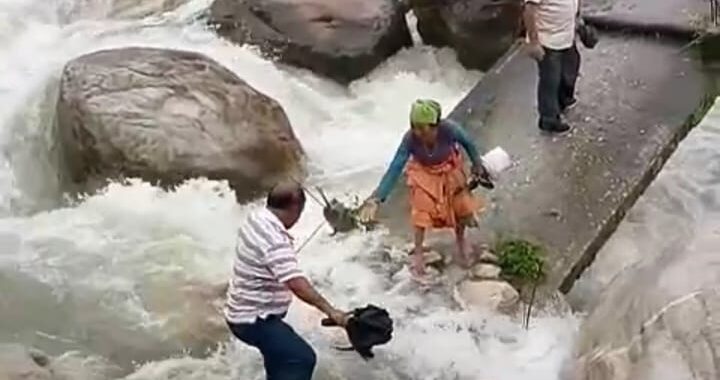 जान जोखिम में डालकर स्कूल जाने को मजबूर बच्चे एवं अध्यापक