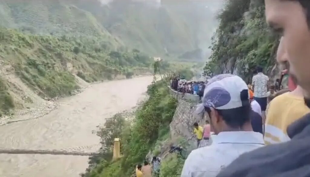 A bus full of devotees fell into the Alaknanda river, rescue operation continues