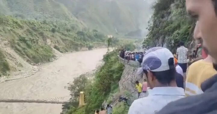 श्रद्धालुओं से भरी बस अलकनंदा नदी में गिरी रेस्क्यू जारी