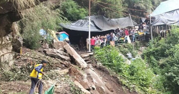 यमुनोत्री पैदल मार्ग में भूस्खलन कई यात्रियों की दबे होने की आशंका